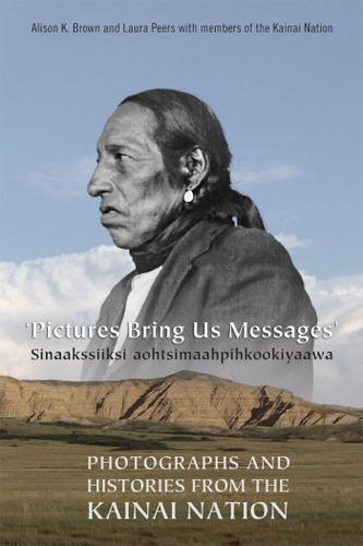 Cover image for Pictures Bring Us Messages / Sinaakssiiksi aohtsimaahpihkookiyaawa